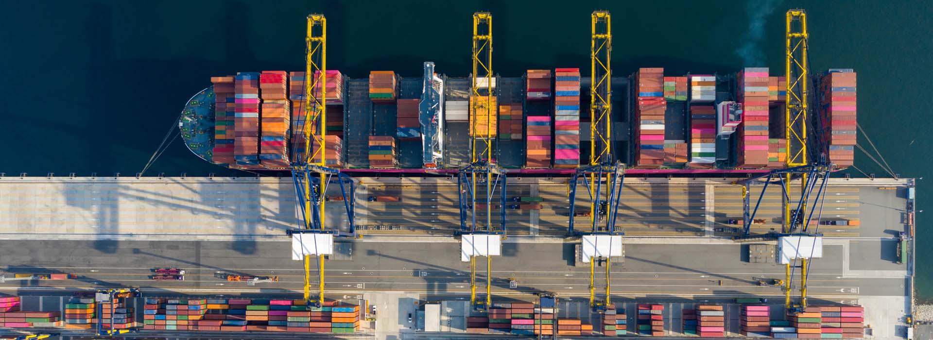 Foto von einem Containerschiff im Hafen, von oben fotografiert