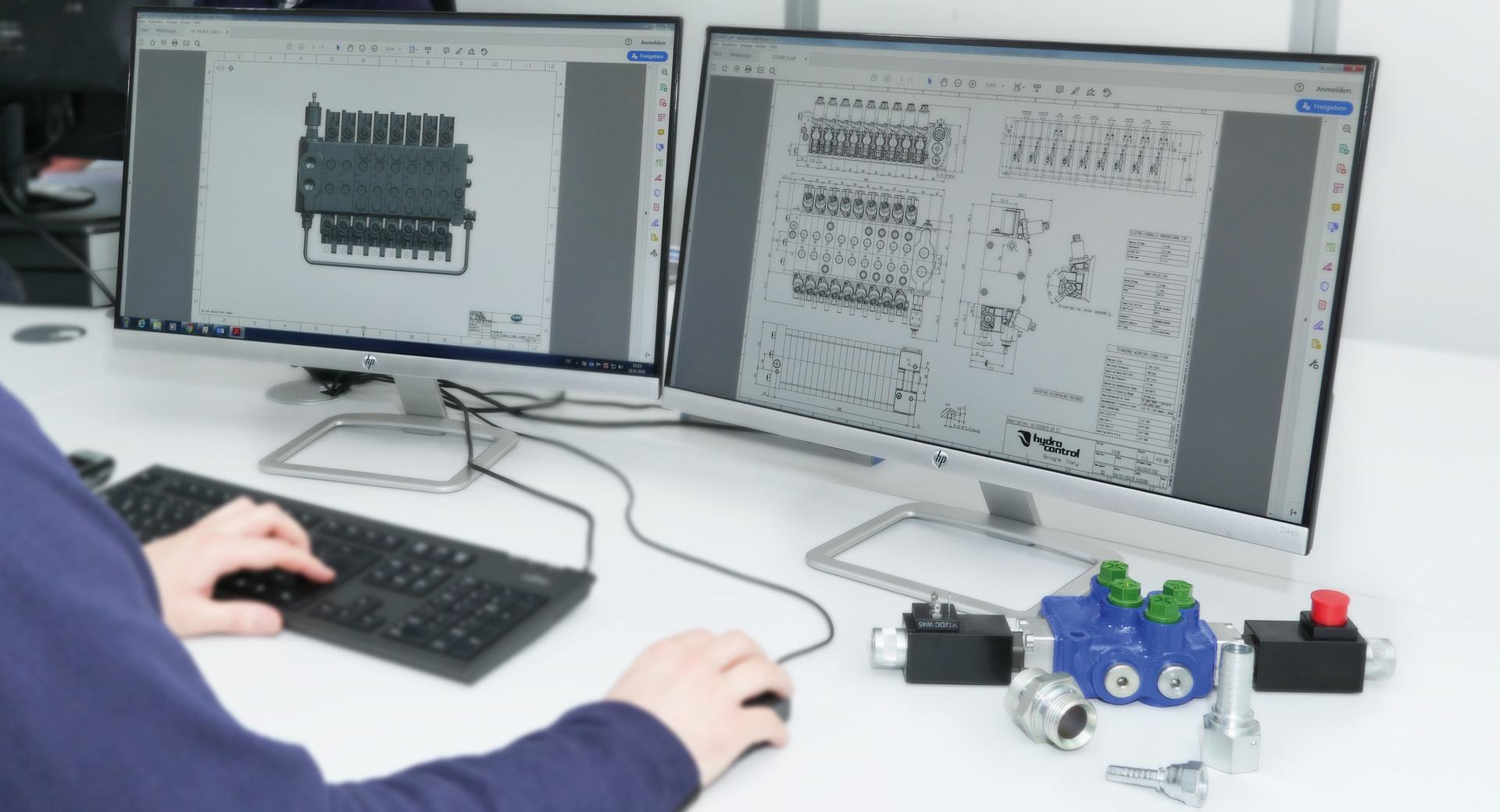 Zwei Computer Monitore mit technischen Zeichnungen